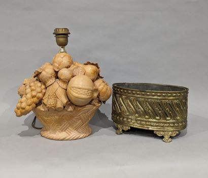 Pied de lampe en terre cuite figurant une...