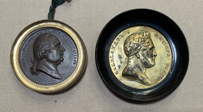 Deux médaillons ronds, un en laiton doré...