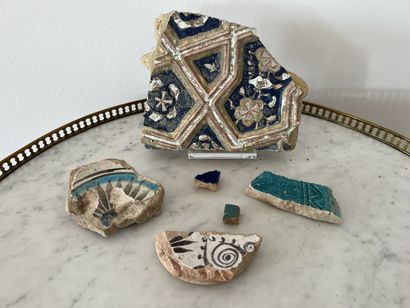 Fragment de carreaux an faïence à décor de...