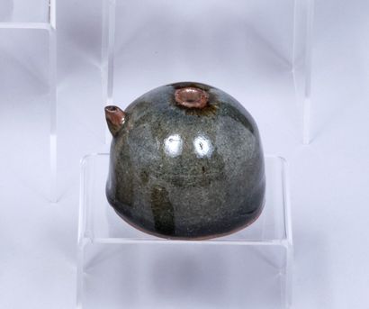 JAPON, XIXe siècle. Petite verseuse en grès...