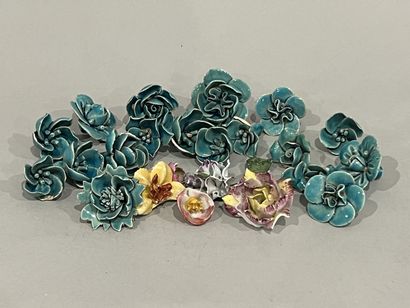 Ensemble de fleurs en porcelaine ou faïence,...