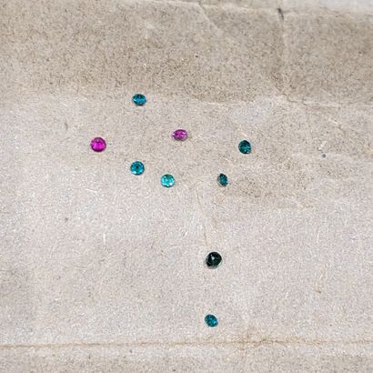 Ensemble de pierres de couleurs non montées...