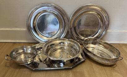 Ensemble en métal argenté : deux plats ronds,...
