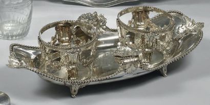 Huilier en argent, de forme ovale à contours,...