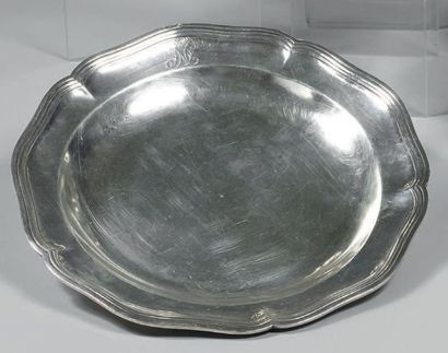 Plat rond en argent, la bordure à contours...