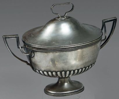Soupière ovale, son couvercle et sa doublure...