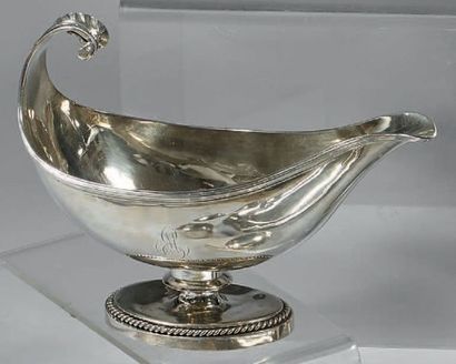 Saucière en argent, de forme ovale, posant...