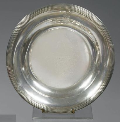 Plat rond en argent, la bordure à moulures...
