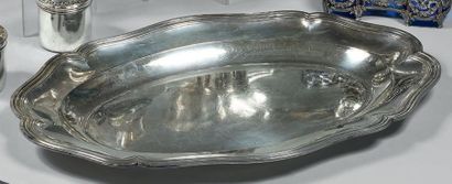 Plat ovale en argent, à contours et moulures...