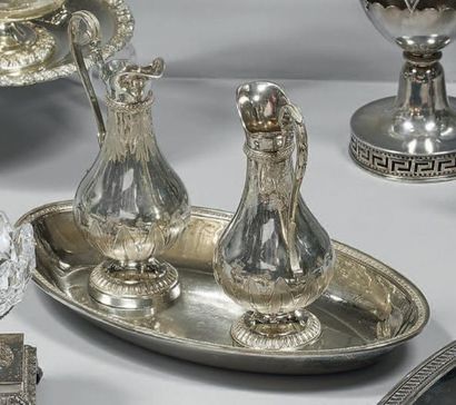 Paire de burettes et leur plateau en argent,...