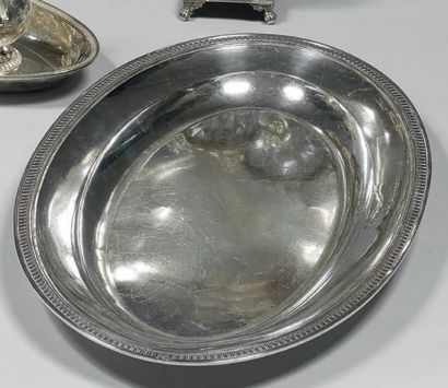 Plat ovale en argent, la bordure à moulures...