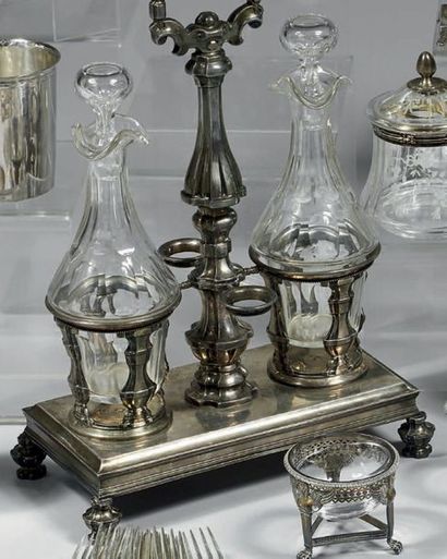 Huilier en argent (950/1000e) et deux flacons...