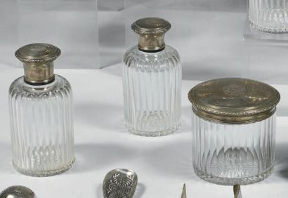 Nécessaire de toilette en verre taillé, la...