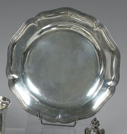Assiette ronde en argent, à contours et moulures...