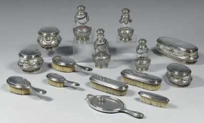 Nécessaire de toilette en argent (950/1000e)...