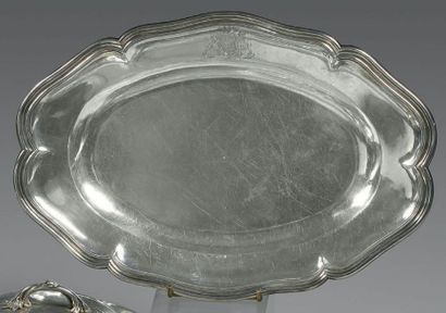Plat ovale en argent, la bordure à contours...