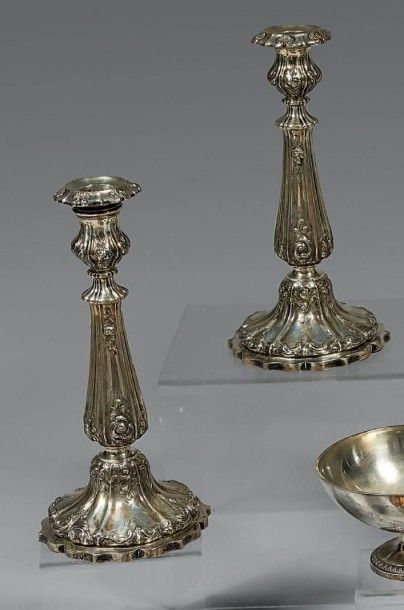 Paire de flambeaux et leurs bobèches en argent,...