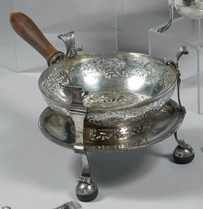 Réchaud en argent, posant sur trois pieds,...