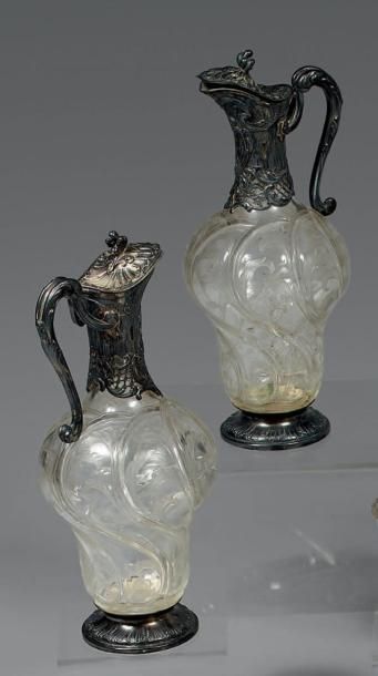 Paire d'aiguières en cristal taillé, la monture...