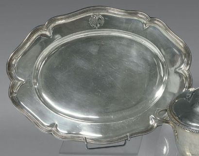 Plat ovale en argent à contours et moulures...