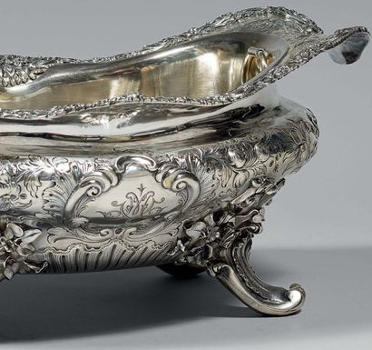 Jardinière ovale en argent, posant sur quatre...