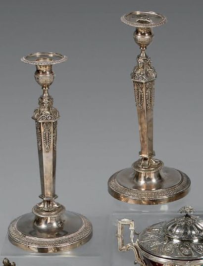 Paire de flambeaux et leurs bobèches en argent,...