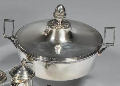 Légumier rond en argent, le couvercle à moulure...