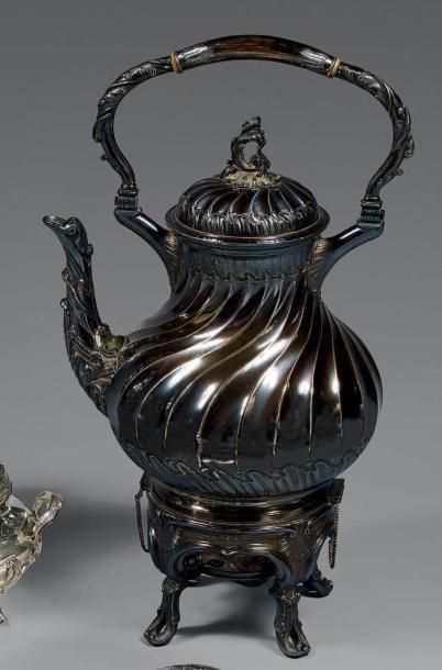 Bouilloire et son réchaud en argent, la lampe...