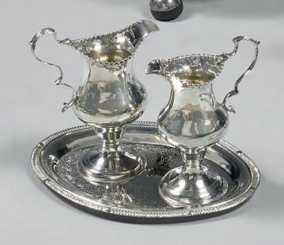 Paire de burettes en argent de forme balustre,...