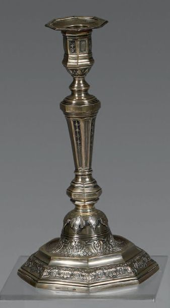Paire de flambeaux et leur bobèche en argent...