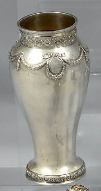 Vase balustre en argent (950/1000e), la bordure...