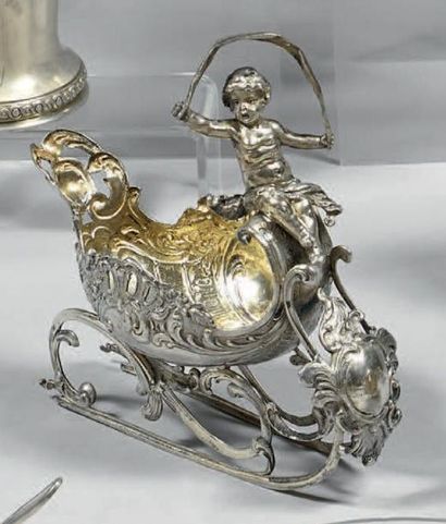 Traineau en argent, à décor ajouré de rocaille...