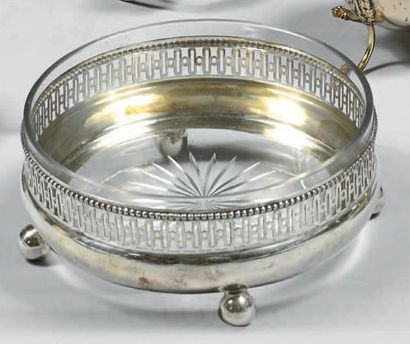 Coupe ronde en argent (800/1000e), l'intérieur...