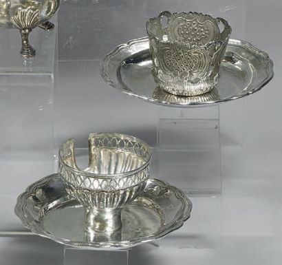 Deux supports de tasse en argent, posant...