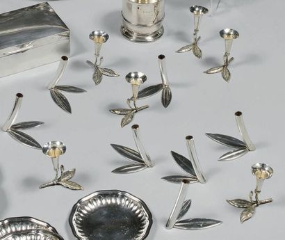 Treize porte-bouquets de table en argent...