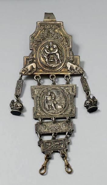 Châtelaine en argent, à quatre éléments reliés...