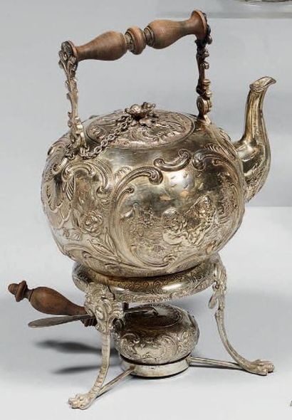Bouilloire, son réchaud et sa lampe en argent...