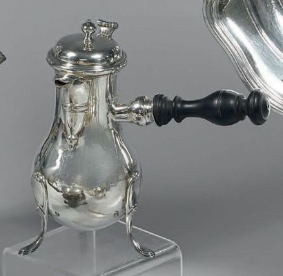 Verseuse tripode en argent, de forme balustre,...