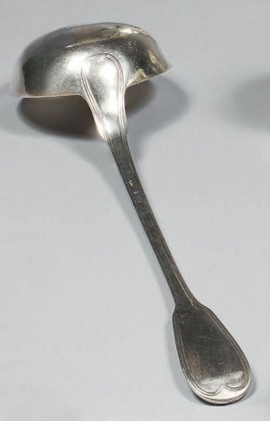 Louche en argent, modèle à filets.
Poinçon...