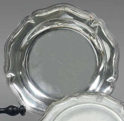 Plat rond en argent demi-creux à contours...