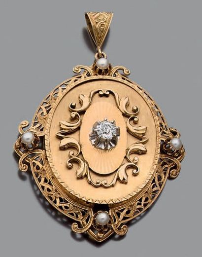 Pendentif médaillon ovale en or jaune 18K...