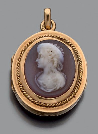 Médaillon pendentif ovale en or jaune 18K...