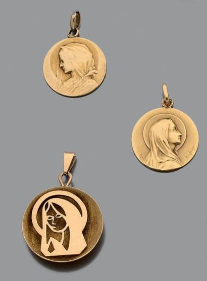 Trois médailles religieuses en or jaune 18K...