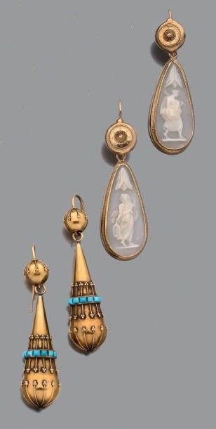 Deux paires de pendants d’oreilles en or...