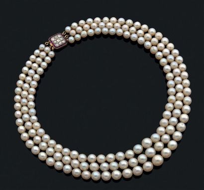 Collier de trois rangs de perles de culture...