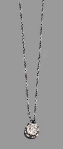Pendentif en platine orné d'un diamant ovale...