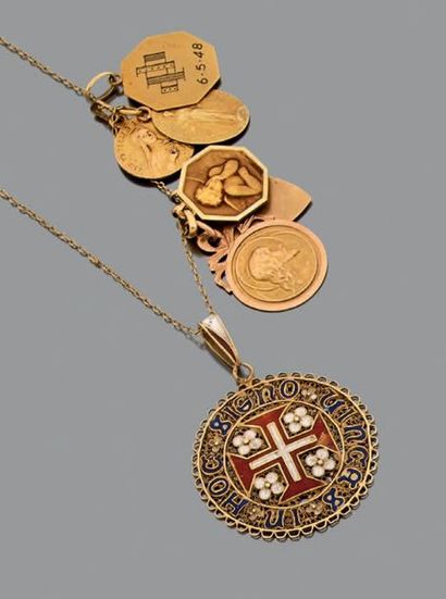 Lot de débris d'or jaune 18K (750) et métal,...