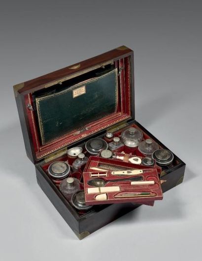 Coffret nécessaire de voyage en acajou à...