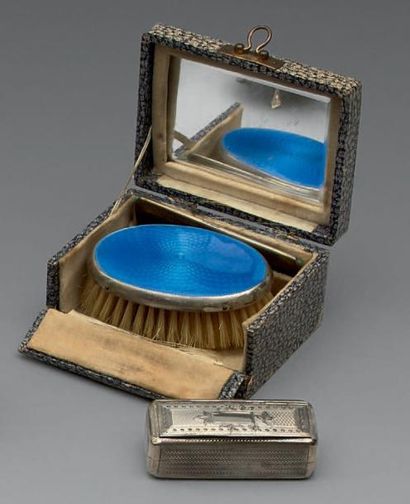 Petit nécessaire de toilette dans un coffret...