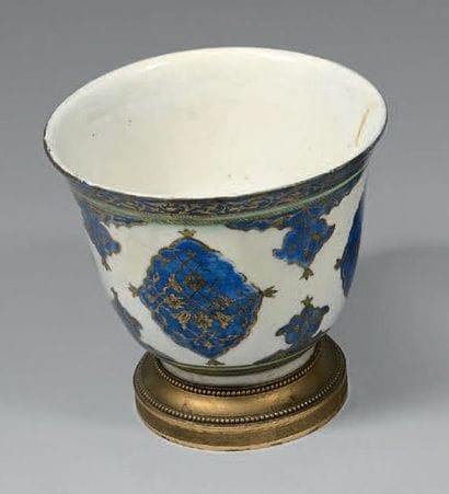 Coupe sur talon en céramique à glaçure siliceuse...